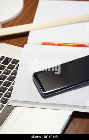 Online il tema dell'istruzione. Imparare online tramite tablet e smartphone Foto Stock