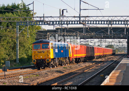 Una classe 87 locomotore elettrico numero 87028 "signore Presidente' con la classe 325 unità posta nel traino di formare un treno di posta a Cheddington sul WCML. Foto Stock