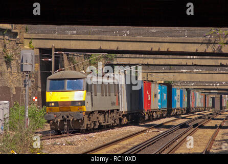 Una classe 90 locomotore elettrico numero 90045 avvicinando Caledonian Road e Barnsbury sulla North London Line con un servizio Freightliner. Foto Stock