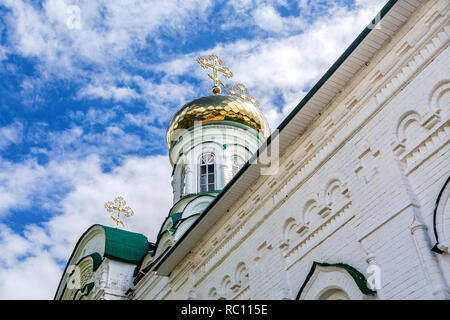 Raifa Bogoroditsky monastero, Kazan. Cupole dorate della Santa Trinità Foto Stock