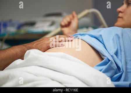 Medico mano sul ventre della donna vista da vicino Foto Stock