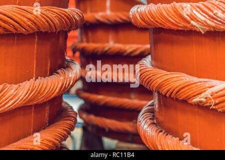 I barili di legno in una salsa di pesce fabbrica sull'isola di Phu Quoc. Foto Stock