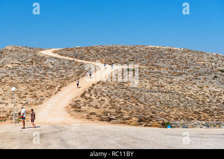 SIFNOS, Grecia - 12 Settembre 2018: i turisti a piedi lungo il percorso sul lato nord dell'isola di Signos, Cheronissos village, Cicladi, Foto Stock