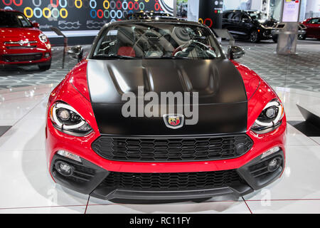 Fiat 124 spider mostrato al New York International Auto Show 2018, presso il Jacob Javits Center. Questo è stato premere Anteprima giorno uno di NYIAS Foto Stock