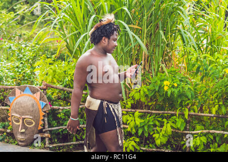 Gennaio 16, 2018, il Vietnam Phu Quoc - africani e nativi con un telefono cellulare Foto Stock