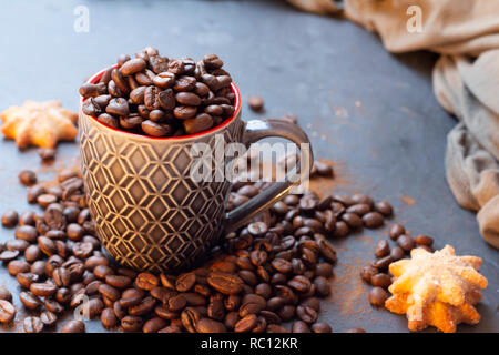 Coppa piena di chicchi di caffè Foto Stock