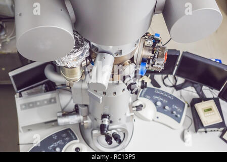 Microscopio elettronico a trasmissione in un laboratorio scientifico Foto Stock