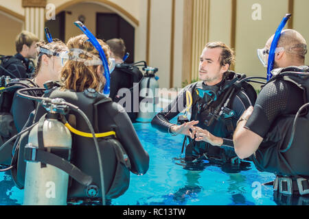 Istruttore subacqueo e studenti. Istruttore insegna agli studenti a immersione Foto Stock