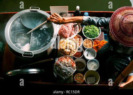 Thai noodle cibo rendendo flottante sulla barca nel mercato galleggiante della Thailandia Foto Stock