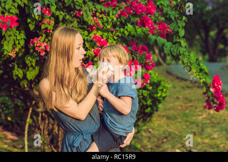 Mom guarda al suo figlio che è allergico al polline Foto Stock