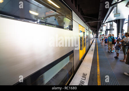 Un treno tira fino alla stazione di Circular Quay di Sydney, NSW, Australia. Foto Stock