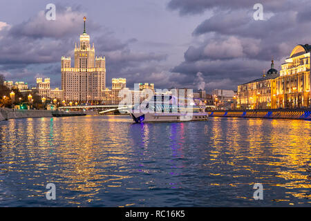 Fiume Moskva vista notte e di una imbarcazione turistica la crociera Foto Stock