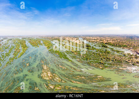 Panoramica aerea 4000 isole del fiume Mekong in Laos, Li Phi cascate, famosa destinazione di viaggio backpacker nel Sud Est asiatico Foto Stock