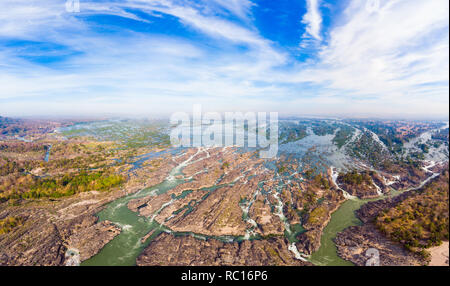 Panoramica aerea 4000 isole del fiume Mekong in Laos, Li Phi cascate, famosa destinazione di viaggio backpacker nel Sud Est asiatico Foto Stock