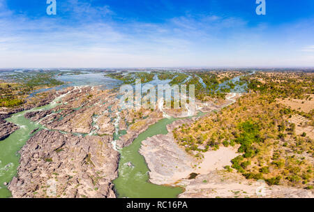 Panoramica aerea 4000 isole del fiume Mekong in Laos, Li Phi cascate, famosa destinazione di viaggio backpacker nel Sud Est asiatico Foto Stock