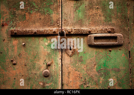 Vecchia porta di legno bloccato con lucchetto arrugginito, Funchal, Portogallo Foto Stock