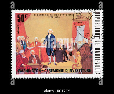 Francobollo da Alto Volta (Burkina Faso) raffigurante un dipinto di Washington tenendo il giuramento, Stati Uniti bicentenario. Foto Stock