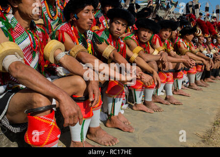 Tribali da vari angoli del Nagaland presentano i loro spettacoli culturali a Kisama village durante l'annuale festival Hornbill del Nagaland. Foto Stock