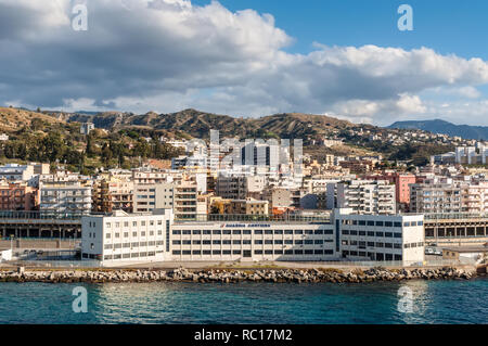 Reggio Calabria, Italia - 30 Ottobre 2017: Il Coast Guard edificio (Guardia costiera) sulla riva di Reggio di Calabria - Italia del Sud. Reggio di Calabri Foto Stock