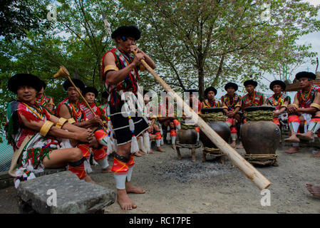 Tribali da vari angoli del Nagaland presentano i loro spettacoli culturali a Kisama village durante l'annuale festival Hornbill del Nagaland. Foto Stock