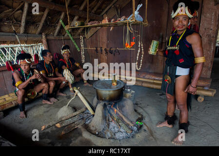 Tribali da vari angoli del Nagaland presentano i loro spettacoli culturali a Kisama village durante l'annuale festival Hornbill del Nagaland. Foto Stock