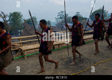 Tribali da vari angoli del Nagaland presentano i loro spettacoli culturali a Kisama village durante l'annuale festival Hornbill del Nagaland. Foto Stock