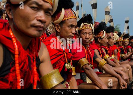 Tribali da vari angoli del Nagaland presentano i loro spettacoli culturali a Kisama village durante l'annuale festival Hornbill del Nagaland. Foto Stock