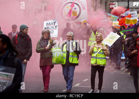 Londra, Regno Unito. Xii gen, 2019. I manifestanti in assemblea popolare austerità marzo a Londra. Credito: Kevin J. Frost/Alamy Live News Credito: Kevin J. Frost/Alamy Live News Credito: Kevin J. Frost/Alamy Live News Foto Stock