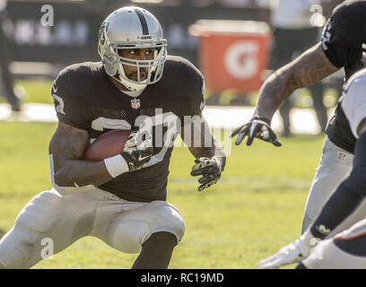 Oakland, la California, Stati Uniti d'America. 9 Nov, 2014. Oakland Raiders running back Darren McFadden (20) corre a Broncos linea difensiva, domenica 9 novembre, 2014, a Oakland, in California. I Broncos sconfitti i raider 41-17. Credito: Al di Golub/ZUMA filo/Alamy Live News Foto Stock