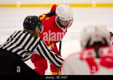 Dumfries Scozia, 12 gennaio 2019. Junfei Zhu della Cina in corrispondenza di una faccia off durante il loro match contro la Polonia nel 2019 Hockey su ghiaccio U18 Donne del Campionato del Mondo, Divisione 1, gruppo B, a Dumfries ciotola di ghiaccio. Credito: Colin Edwards/Alamy Live News. Foto Stock