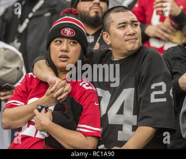 Oakland, la California, Stati Uniti d'America. Il 7 dicembre, 2014. 49er ventola e Raider ventola nella stessa famiglia di Domenica, 7 dicembre 2014, a O.co coliseum a Oakland, in California. I raider sconfitto il 49ers 24-13. Credito: Al di Golub/ZUMA filo/Alamy Live News Foto Stock