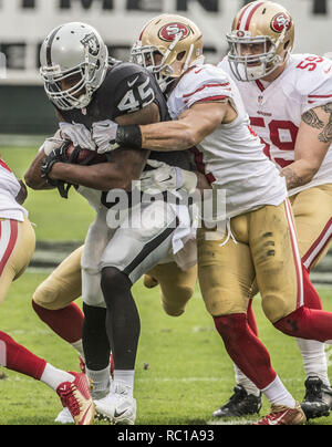 Oakland, la California, Stati Uniti d'America. Il 7 dicembre, 2014. 49ers affrontare Oakland Raiders fullback Marcel Reece (45) Domenica, 7 dicembre 2014, a O.co coliseum a Oakland, in California. I raider sconfitto il 49ers 24-13. Credito: Al di Golub/ZUMA filo/Alamy Live News Foto Stock