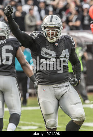 Oakland, la California, Stati Uniti d'America. Il 7 dicembre, 2014. Oakland Raiders tackle difensivo Antonio Smith (94) festeggia il sacco di Domenica, 7 dicembre 2014, a O.co coliseum a Oakland, in California. I raider sconfitto il 49ers 24-13. Credito: Al di Golub/ZUMA filo/Alamy Live News Foto Stock