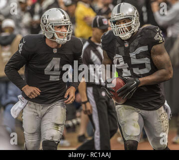 Oakland, la California, Stati Uniti d'America. Il 7 dicembre, 2014. I raider di Oakland quarterback Derek Carr (4) e fullback Marcel Reece (45) celebrare touchdown Domenica, 7 dicembre 2014, a O.co coliseum a Oakland, in California. I raider sconfitto il 49ers 24-13. Credito: Al di Golub/ZUMA filo/Alamy Live News Foto Stock