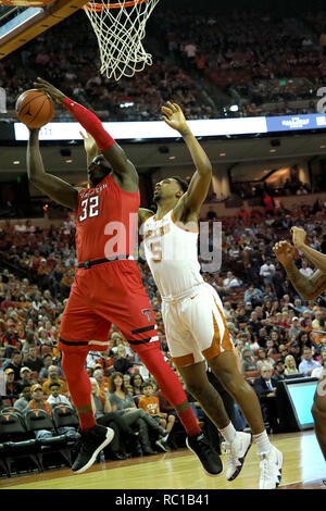 Austin, Texas, Stati Uniti d'America. Il 12 gennaio, 2019. Halftime. Xii gen, 2019. Norense Odiase #32 di beblazing Tech Red Raiders in azione vs il Texas Longhorns a Frank Erwin Center di Austin in Texas. Texas conduce 30-26 a metà.Robert Backman/Cal Sport Media. Credito: csm/Alamy Live News Foto Stock