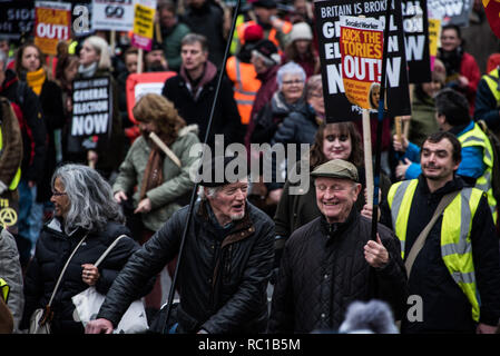 Londra, Regno Unito. Il 12 gennaio, 2019. Persone marciando attraverso il centro di Londra in un "La Gran Bretagna è rotto' protesta chiedendo un'elezione generale, organizzata dall'Assemblea popolare contro l'austerità Credito: Elizabeth Fitt/Alamy Live News Foto Stock