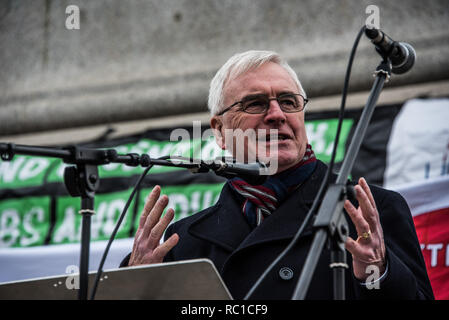 Londra, Regno Unito. Xii gen, 2019. Cancelliere ombra John McDonnell visto affrontare la folla durante la protesta.migliaia si sono stretti nel centro di Londra per l' Assemblea popolare contro l' austerità ispirata dal francese "Giubbotto giallo' proteste portando attenzione ai programmi di austerità che hanno colpito i poveri hard. Credito: Elizabeth Fitt SOPA/images/ZUMA filo/Alamy Live News Foto Stock