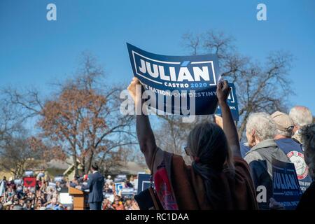 Sostenitori allietare come ex San Antonio sindaco Julian Castro annuncia la sua domanda presidenziale nello storico Guadalupe Plaza di San Antonio il quartiere della sua gioventù. Castro, Harvard educati avvocato e Democratico permanente, Drew 1.500 persone per la sua campagna del kickoff di rally. Foto Stock