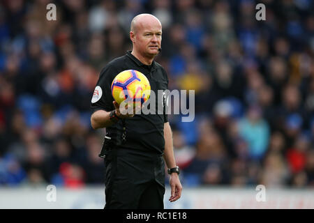 Cardiff, Regno Unito. Xii Gennaio 2019. arbitro Lee Mason .Premier League, Cardiff City v Huddersfield Town a Cardiff City Stadium di sabato 12 gennaio 2019. Questa immagine può essere utilizzata solo per scopi editoriali. Solo uso editoriale, è richiesta una licenza per uso commerciale. Nessun uso in scommesse, giochi o un singolo giocatore/club/league pubblicazioni. pic da Andrew Orchard/Andrew Orchard fotografia sportiva/Alamy Live news Foto Stock