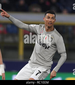 Bologna, Italia. Xii gen, 2019. La Juventus è Cristiano Ronaldo reagisce durante la Coppa Italia Round di 16 partita di calcio tra la Juve e Bologna a Bologna, Italia, Gennaio 12, 2019. La Juve ha vinto 2-0. Credito: Alberto Lingria/Xinhua/Alamy Live News Foto Stock