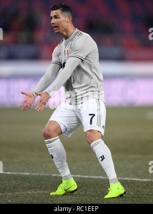 Bologna, Italia. Xii gen, 2019. La Juventus è Cristiano Ronaldo reagisce durante la Coppa Italia Round di 16 partita di calcio tra la Juve e Bologna a Bologna, Italia, Gennaio 12, 2019. La Juve ha vinto 2-0. Credito: Alberto Lingria/Xinhua/Alamy Live News Foto Stock