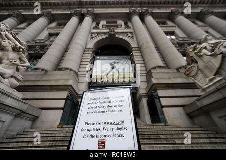 Pechino, USA. Xii gen, 2019. Un avviso di chiusura a causa di parziale chiusura del governo si è visto all'ingresso del Museo Nazionale degli indiani americani George Gustav Heye Center, parte dello Smithsonian Institute di New York negli Stati Uniti, gennaio 12, 2019. Credito: Wang Ying/Xinhua/Alamy Live News Foto Stock