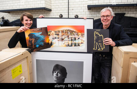 Il 10 gennaio 2019, Bassa Sassonia, Lüneburg: i due direttori della Kunsthalle, Kristin Halm (l) e Carsten Junge (r), tenere le immagini delle copertine di dischi nelle loro mani durante una sessione di foto. La mostra 'Hipgnosis. A osare' alla Kunsthalle der Lüneburger KulturBäckerei mostra record copre dal British agenzia di grafica Hipgnosis, progettato famoso record copre negli anni settanta, compresi i Pink Floyd 'Dark lato della Luna". Foto: Philipp Schulze/dpa Foto Stock