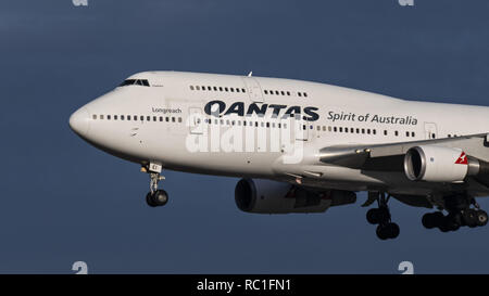 Richmond, British Columbia, Canada. Xii gen, 2019. Un Qantas Airways Boeing 747-400ER (VH-OEI) wide-body jet aereo di linea sulla breve avvicinamento finale per l'atterraggio. Credito: Bayne Stanley/ZUMA filo/Alamy Live News Foto Stock