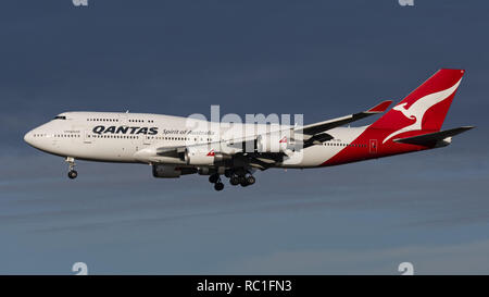 Richmond, British Columbia, Canada. Xii gen, 2019. Un Qantas Airways Boeing 747-400ER (VH-OEI) wide-body jet aereo di linea sulla breve avvicinamento finale per l'atterraggio. Credito: Bayne Stanley/ZUMA filo/Alamy Live News Foto Stock