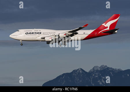 Richmond, British Columbia, Canada. Xii gen, 2019. Un Qantas Airways Boeing 747-400ER (VH-OEI) wide-body jet aereo di linea sulla breve avvicinamento finale per l'atterraggio all'Aeroporto Internazionale di Vancouver. Credito: Bayne Stanley/ZUMA filo/Alamy Live News Foto Stock