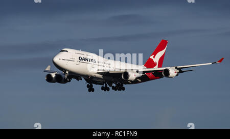 Richmond, British Columbia, Canada. Xii gen, 2019. Un Qantas Airways Boeing 747-400ER (VH-OEI) wide-body jet aereo di linea sulla breve avvicinamento finale per l'atterraggio. Credito: Bayne Stanley/ZUMA filo/Alamy Live News Foto Stock