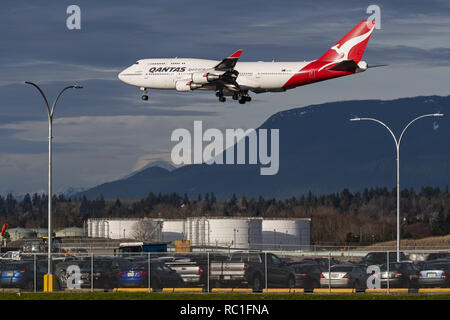 Richmond, British Columbia, Canada. Xii gen, 2019. Un Qantas Airways Boeing 747-400ER (VH-OEI) wide-body jet aereo di linea sulla breve avvicinamento finale per l'atterraggio all'Aeroporto Internazionale di Vancouver. Credito: Bayne Stanley/ZUMA filo/Alamy Live News Foto Stock