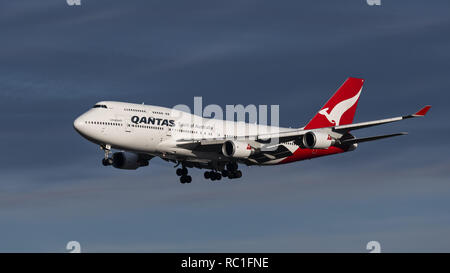 Richmond, British Columbia, Canada. Xii gen, 2019. Un Qantas Airways Boeing 747-400ER (VH-OEI) wide-body jet aereo di linea sulla breve avvicinamento finale per l'atterraggio. Credito: Bayne Stanley/ZUMA filo/Alamy Live News Foto Stock