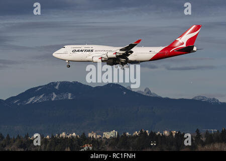 Richmond, British Columbia, Canada. Xii gen, 2019. Un Qantas Airways Boeing 747-400ER (VH-OEI) wide-body jet aereo di linea sulla breve avvicinamento finale per l'atterraggio all'Aeroporto Internazionale di Vancouver. Credito: Bayne Stanley/ZUMA filo/Alamy Live News Foto Stock